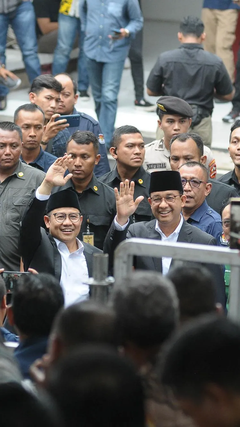 Pasangan nomor urut 1 Anies Baswedan dan Muhaimin Iskandar tampak menyapa saat menyaksikan momen penyerahan piagam tersebut di Kantor KPU, Jakarta, Senin (27/11/2023).<br>