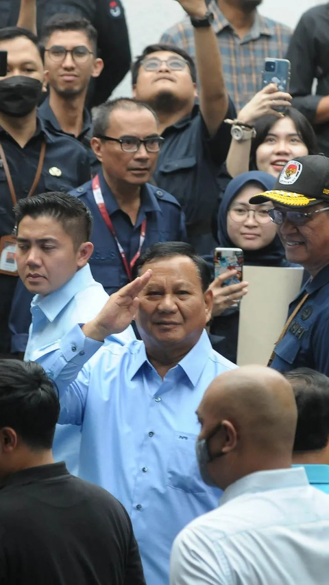Prabowo dengan pose hormatnya juga tampak menyapa saat menyaksikan momen penyerahan piagam tersebut.