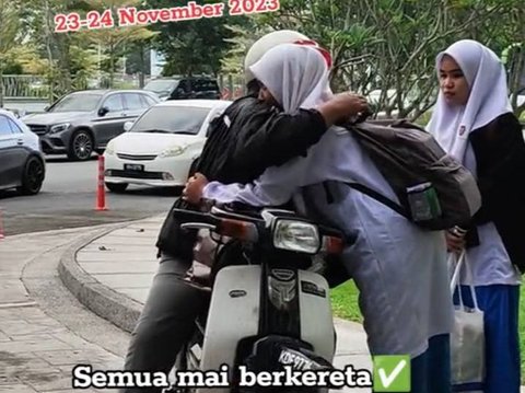 Warm Moment of a Student Hugging Her Father Who Drove Her with an Old Motorcycle, No Shame but Touched