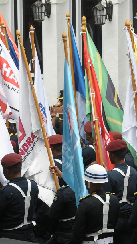 Suasana kirab bendera partai politik yang memecahkan rekor MURI di depan kantor KPU Pusat, Jakarta.