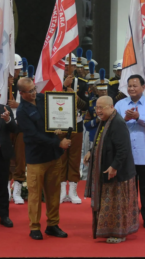 FOTO: Penghargaan Rekor MURI Warnai Deklarasi Kampanye Pemilu Damai 2024 di Kantor KPU