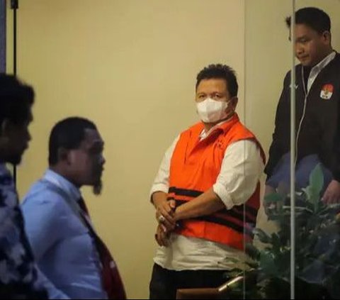 FOTO: KPK Tahan Bupati Muna La Ode Muhammad Rusman Emba Terkait Kasus Suap Dana PEN