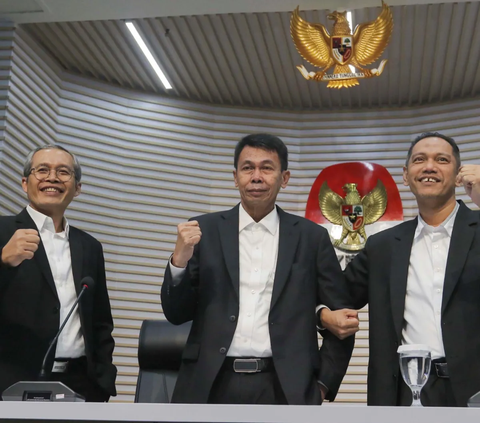 Ketua Komisi Pemberantasan Korupsi (KPK) sementara Nawawi Pomolango berpose sesaat sebelum memberi keterangan di Gedung Merah Putih KPK, Jakarta, Senin (27/11/2023).