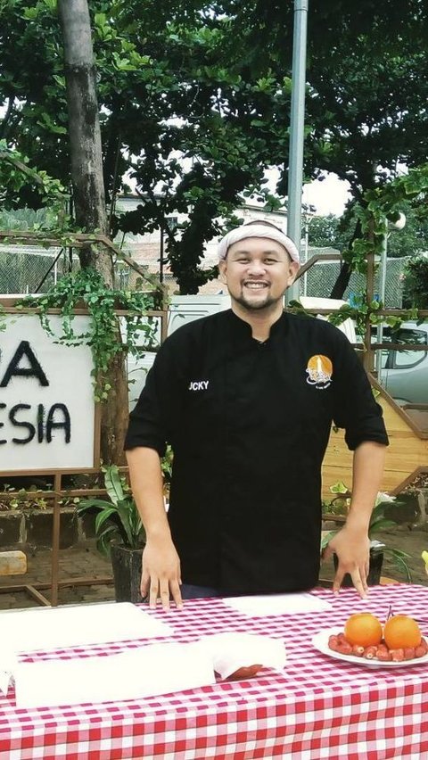 Lucky Andreono, the champion of MasterChef Indonesia season one which aired in 2011, defeated Agus Sasirangan.