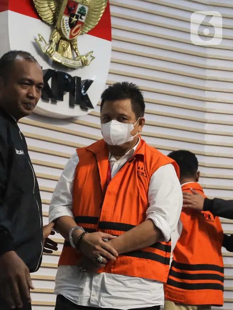 FOTO: KPK Tahan Bupati Muna La Ode Muhammad Rusman Emba Terkait Kasus Suap Dana PEN