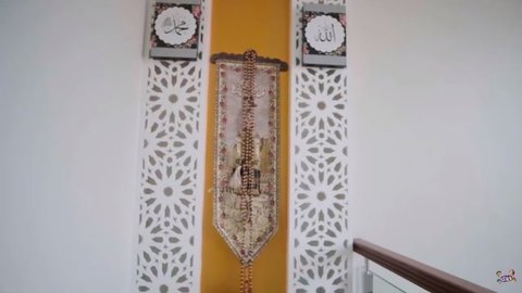 Potret Rumah Mewah Ricky Perdana yang Serba Putih, Ruang Tamu Berisi Kursi Bak di Kerajaan dan Miliki Kolam Renang ala Santorini
