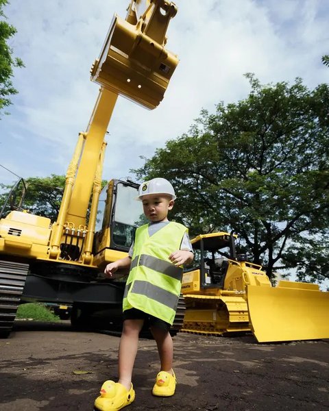 Pakai Safety Vest dan Sandal Bebek