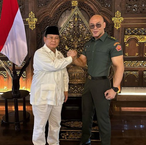 Deddy Corbuzier, seorang selebriti Indonesia, diberi pangkat Letnan Kolonel Tituler TNI Angkatan Darat dari Menteri Pertahanan Prabowo Subianto.