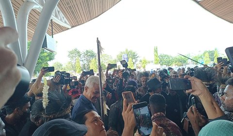 Setiba di Bandara Mopah, Ganjar langsung disambut dengan Tarian Khas Suku Asmat. Bahkan Ganjar disematkan pacin dan noken khas Suku Asmat.<br>