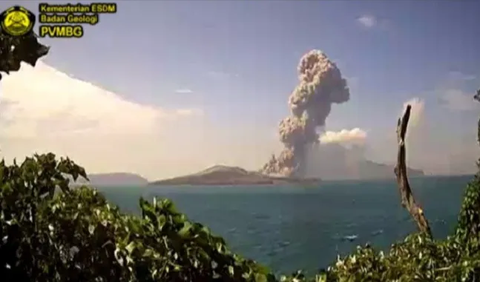 Erupsi-erupsi itu menghasilkan abu vulkanik dan lontaran lava pijar serta aliran lava yang perlahan membangun tubuh gunung api tersebut.<br>