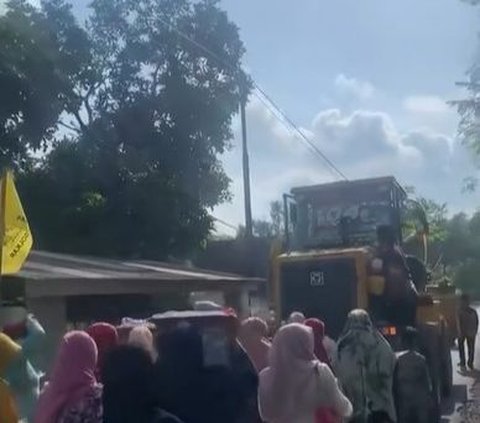 Viral Momen Unik Pernikahan di Malang, Pengantin Diarak Pakai Ekskavator