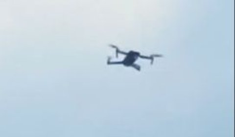 Dalam keterangan video, drone tersebut diduga diterbangkan oleh orang tak dikenal untuk mendokumentasikan prosesi grebeg syawal.