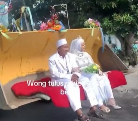 Viral Momen Unik Pernikahan di Malang, Pengantin Diarak Pakai Ekskavator