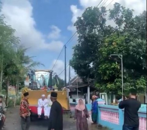 Viral Momen Unik Pernikahan di Malang, Pengantin Diarak Pakai Ekskavator