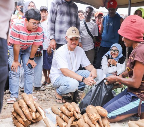 Blusukan ke Pasar Yotefa Jayapura, Kaesang Beli Nanas hingga Peci Khas Papua