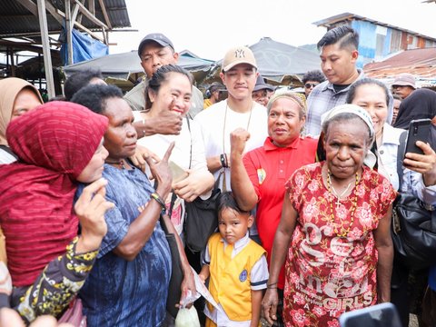 Blusukan ke Pasar Yotefa Jayapura, Kaesang Beli Nanas hingga Peci Khas Papua