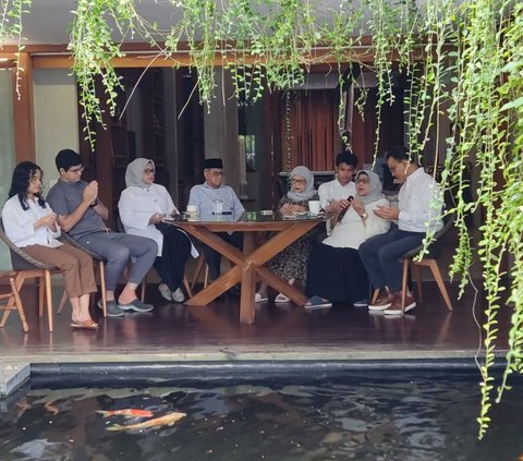 Anies Awali Kampanye Perdana dengan Sungkem ke Ibunda dan Pelukan Hangat Sang Putri