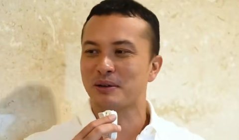 Melaney Ricardo kemudian menyinggung soal Nicholas Saputra yang jarang aktif di media sosial. Melaney menyebut jika terakhir kali Nocholas Saputra saat posting wajahnya yakni sekitar 2019 lalu.