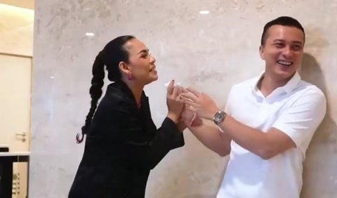 Melaney Ricardo kemudian mengajukan pertanyaan terakhir. Hal ini terkait urusan asmaranya. Tak disangka, Nicholas Saputra langsung kabur. <br>