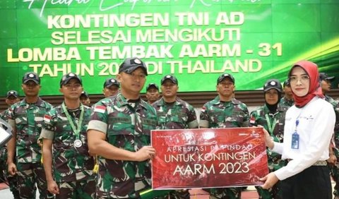 Atas torehan prestasi tersebut, Agus Subiyanto memberikan piagam penghargaan kepada para prajurit Kontingen Petembak TNI AD. <br>