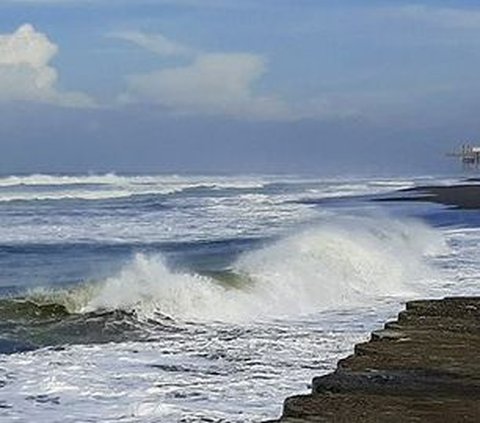 BMKG: Waspada Gelombang Tinggi hingga 4 Meter di Laut Natuna Utara & Selat Malaka, pada 28-29 November