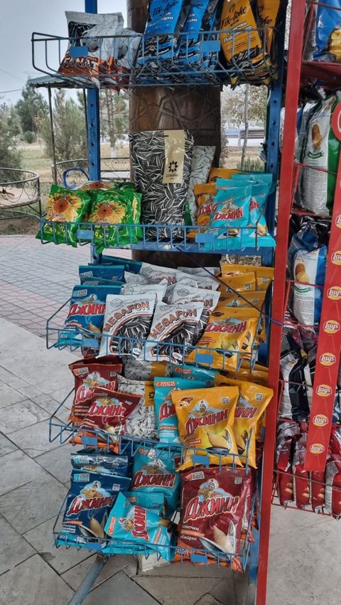 Join Snacking at a Roadside Stall in Uzbekistan, Curious about What's Inside?