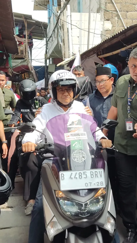 Sambil Bonceng Istri, Anies Baswedan Sapa Warga di Tanah Merah Naik Motor