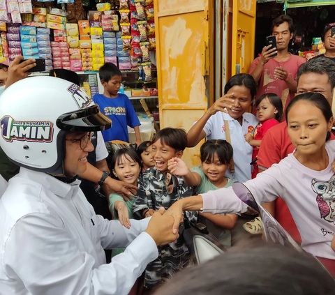 Sambil Bonceng Istri, Anies Baswedan Sapa Warga di Tanah Merah Naik Motor