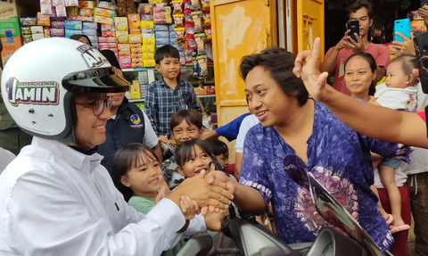 Sambil Bonceng Istri, Anies Baswedan Sapa Warga di Tanah Merah Naik Motor