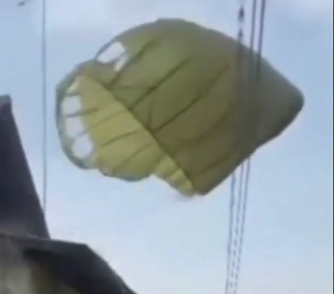 Viral Momen Penerjun Payung TNI Mendarat di Atap Rumah Warga, Parasut Tersangkut