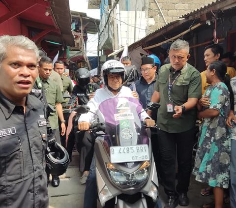 Sambil Bonceng Istri, Anies Baswedan Sapa Warga di Tanah Merah Naik Motor