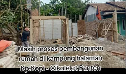 Dalam unggahannya yang sama, Fitri juga memperlihatkan rumah di kampung halamannya yang sedang dalam proses pembangunan. <br>