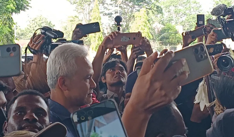 Setiba di Bandara Mopah, Ganjar langsung disambut dengan Tarian Khas Suku Asmat. Bahkan Ganjar disematkan pacin dan noken khas Suku Asmat.<br>