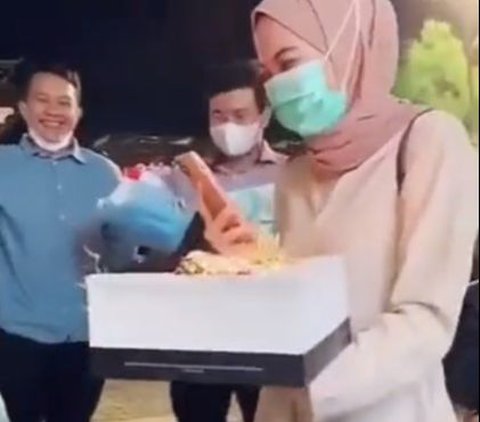 Viral Momen Wanita Tampak Panik saat Diberi Kejutan Ultah oleh Kekasihnya, Ternyata Ini Penyebabnya