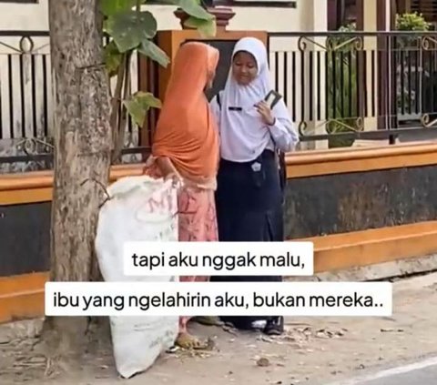 Aksi Anak SMP Bantu Ibunya Cari Rongsokan Usai Pulang Sekolah Ini Viral, Bikin Salut