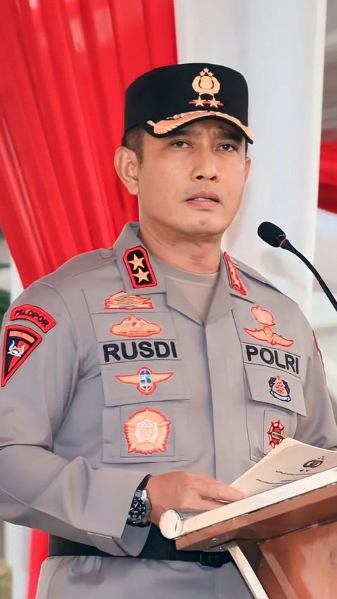 Rusdi Hartono perwira tinggi polri lulusan Akpol 1991. Dia merupakan anak seorang polisi yang bertugas di bagian administrasi.