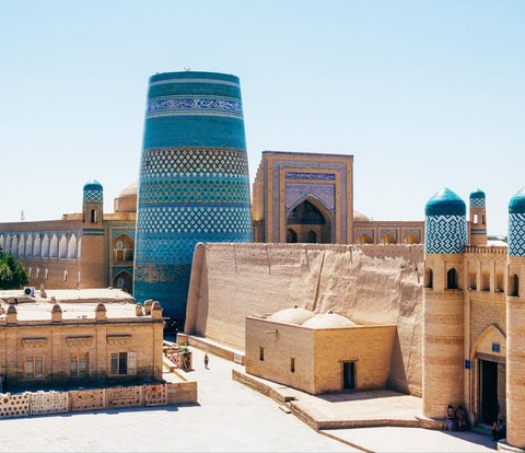 Let's Go Snacking at Roadside Stalls in Uzbekistan, Curious About What's Inside?