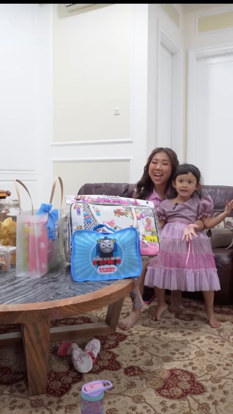 Momen Kiky Saputri Unboxing Souvenir Ulang Tahun Rayyanza dan Mehra Keponakan Ayu Ting Ting