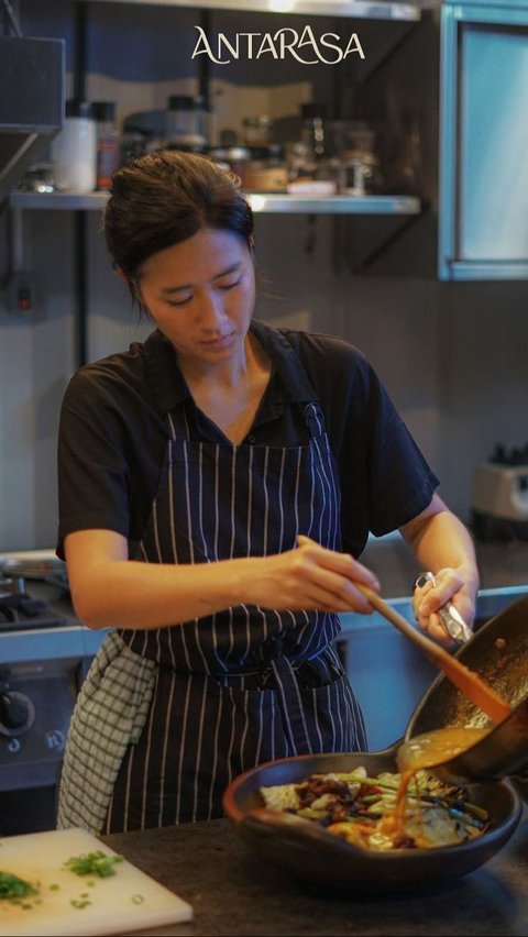 Chef Renatta merupakan lulusan Le Cordon Blue Culinary Art, Diploma Superior Cuisine, Spesialis Makanan Asia dan Eropa.