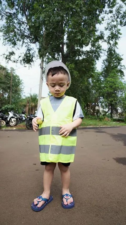 Disebut Gaya Kontraktor yang Paling Menggemaskan, Intip Penampilan Menggemaskan  Rayyanza Setelah Ulang Tahun dengan Memakai Safety Vest