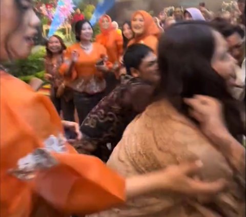 Demi Rebut Bunga Pengantin, Laki-Laki Ini Sikut Tamu Perempuan hingga Tersungkur