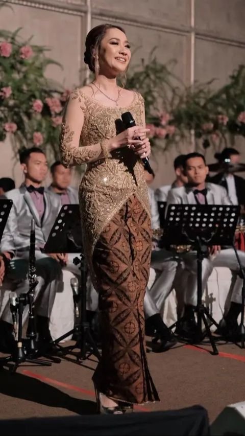 Elegant appearance of BCL when wearing kebaya is also often worn by her on stage.