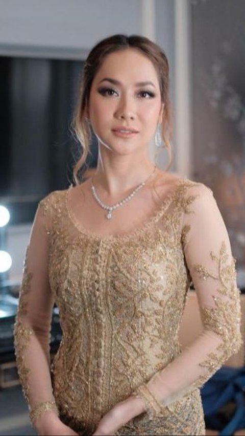 This time BCL is wearing a modern kebaya in gold color that has sequin details.