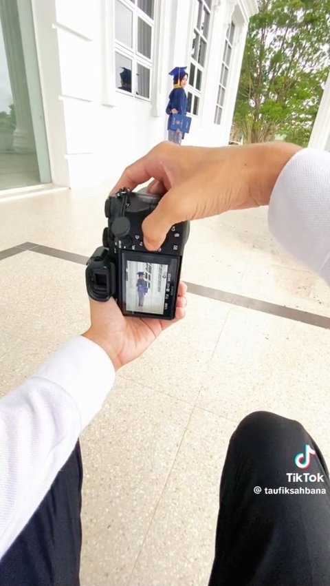 Viral Mantan Kekasih Jadi Fotografer saat Wisuda, Ngefoto Sambil Ngeroasting