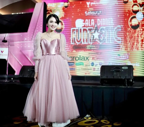 Disebut Bukan Manusia Karena Penampilannya Secantik Princess Disney, Ini Potret Gorgeous Sandra Dewi Pakai Gaun Pink