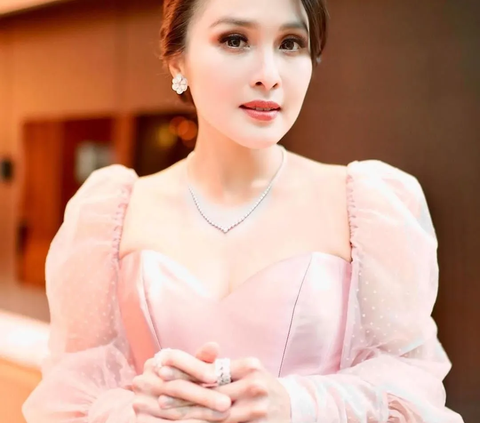 Disebut Bukan Manusia Karena Penampilannya Secantik Princess Disney, Ini Potret Gorgeous Sandra Dewi Pakai Gaun Pink