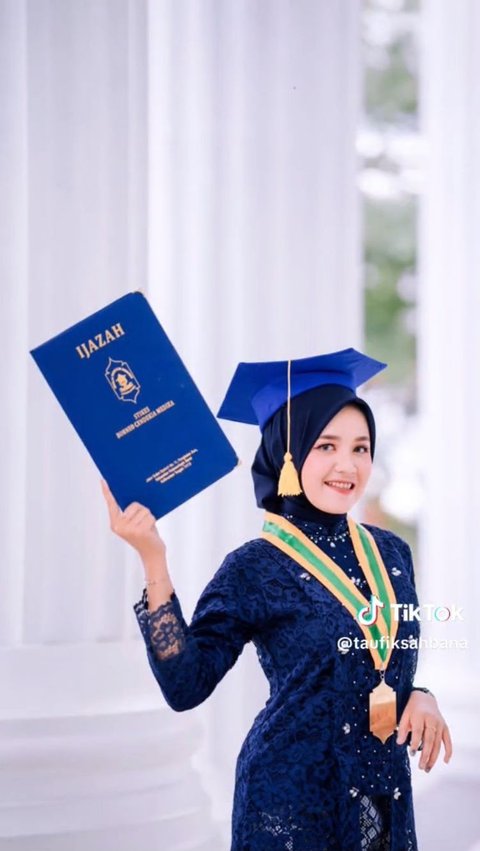 Viral Mantan Kekasih Jadi Fotografer saat Wisuda, Ngefoto Sambil Ngeroasting