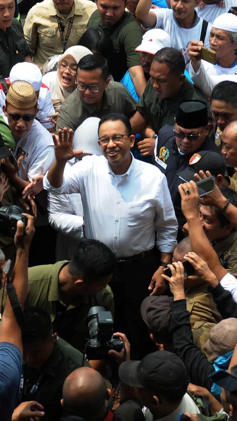 Anies Baswedan menyapa para pendukung selama kampanye perdana di Gor Ciracas, Jakarta, Selasa (28/11/2023).<br>(Foto merdeka.com / imam buhori)<br>
