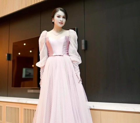 Disebut Bukan Manusia Karena Penampilannya Secantik Princess Disney, Ini Potret Gorgeous Sandra Dewi Pakai Gaun Pink