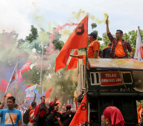 FOTO: Aksi Massa Buruh Geruduk Balai Kota Jakarta Tuntut Kenaikan UMP 15 Persen